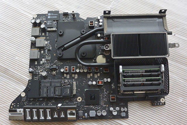 SSDはメインボード裏側の専用コネクタに実装されている