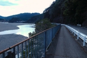 熊野川に沿って