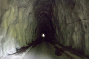 荒削りなトンネル