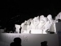 雪のステージではコンサートが行われていた