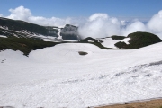 雪に埋もれる鳥海湖 雪に埋もれる鳥海湖