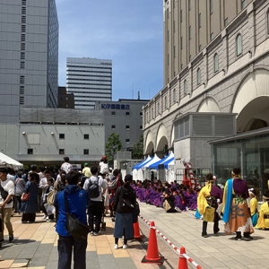 派手な装いのダンスチーム