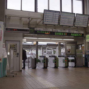 常磐線方面の列車を待つ