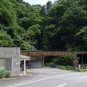 鉄橋の奥に滝