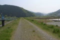 堤防に沿って 堤防に沿って