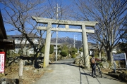 参道を登って行く