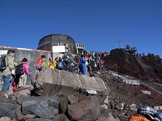 日本最高峰の石碑の前での記念撮影を待つ人達の行列