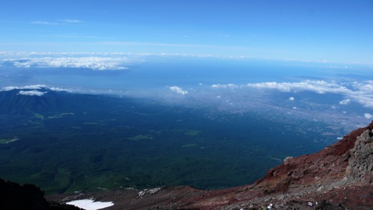 富士宮ルート頂上から駿河湾を見下ろす