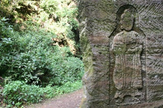 峠の頂上付近に彫られた磨崖仏