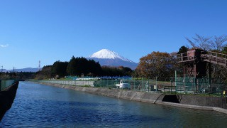 用水路沿いに富士山方面へ
