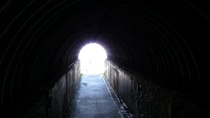 狭いトンネルを抜けると